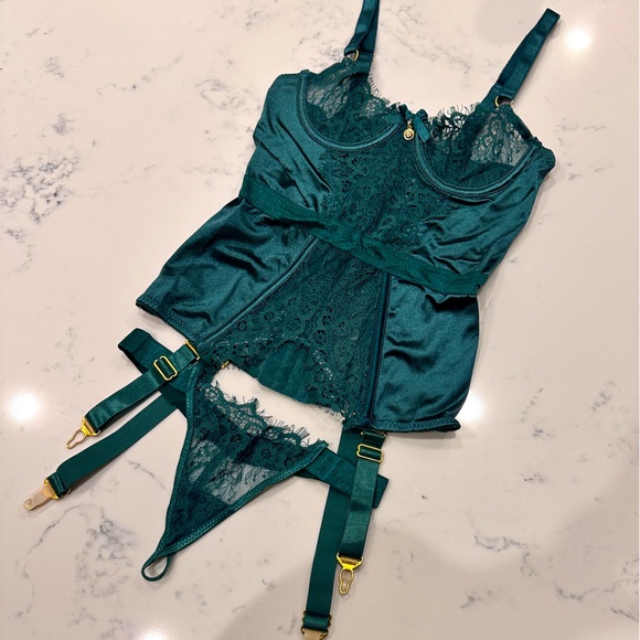 Classy Vintage Emerald satin & lace 2 piece lingerie set - Picture 1 of 6